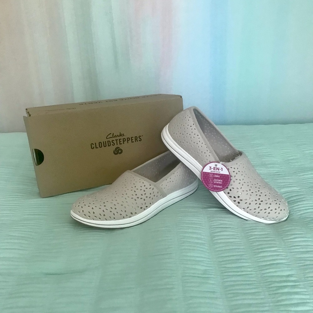 (NWT) Clarks Cloudsteppers Stretch Slip-Ons (Breeze Emily) size 7 N, Light Taupe